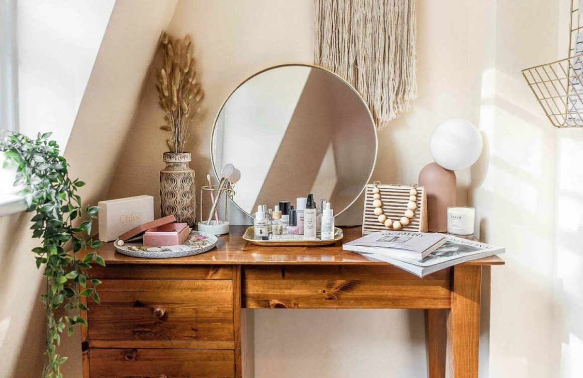 15 Elegant Wood Makeup Vanity Ideas