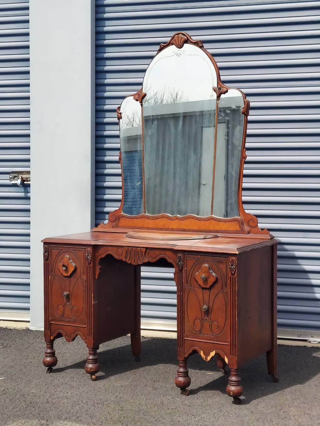 1930s antique vanity with curved details